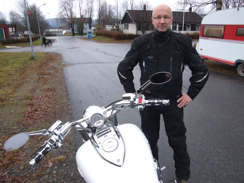 Ulf Eriksson med sin fint modifierade Honda VTX-1800. 2010-10-31
