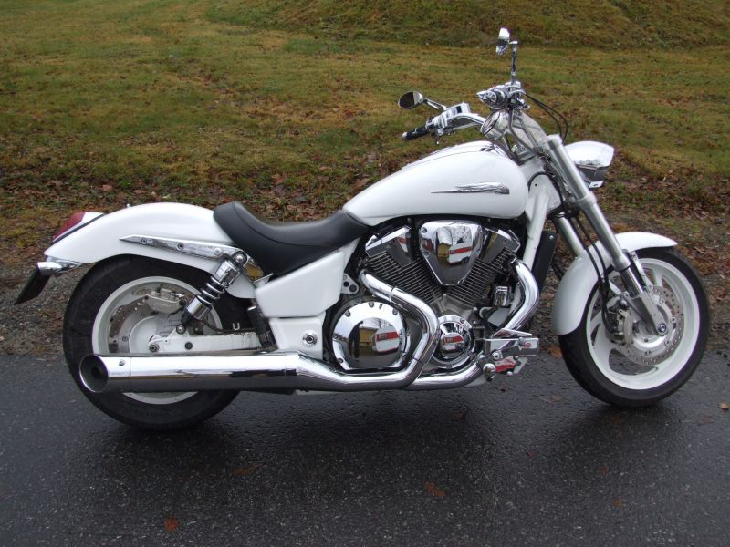 Ulf Erikssons fint modifierade Honda VTX-1800. 2010-10-31

